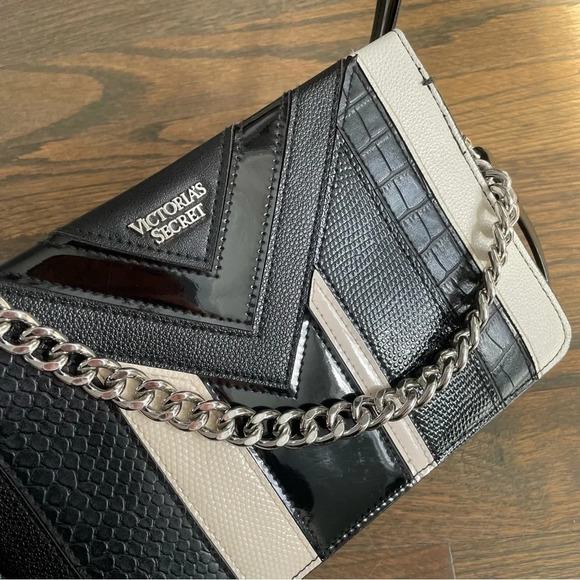 Victorias Secret Python Stripe Black White Crossbody Clutch Purse Chain - Picture 4 of 16